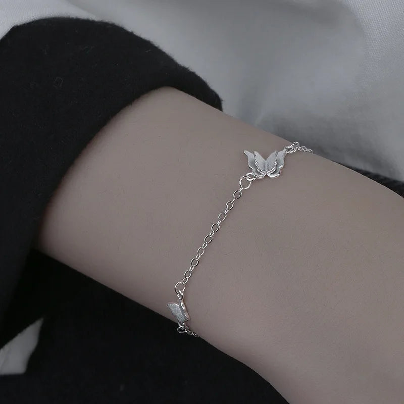 Pulseira Feminina em Prata 925 com Borboletas Cravejadas, Design Romântico e Ajustável para Datas Especiais