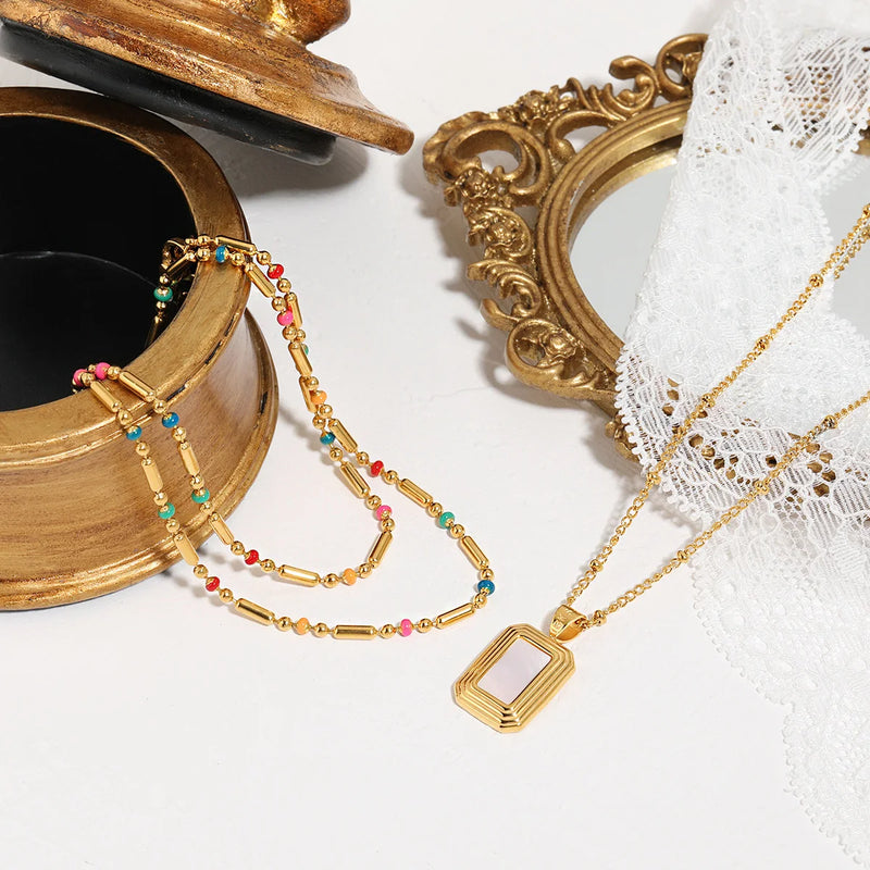 Colar Gargantilha com Corações Empilhados em Aço Inoxidável Dourado, Minimalismo e Elegância Feminina