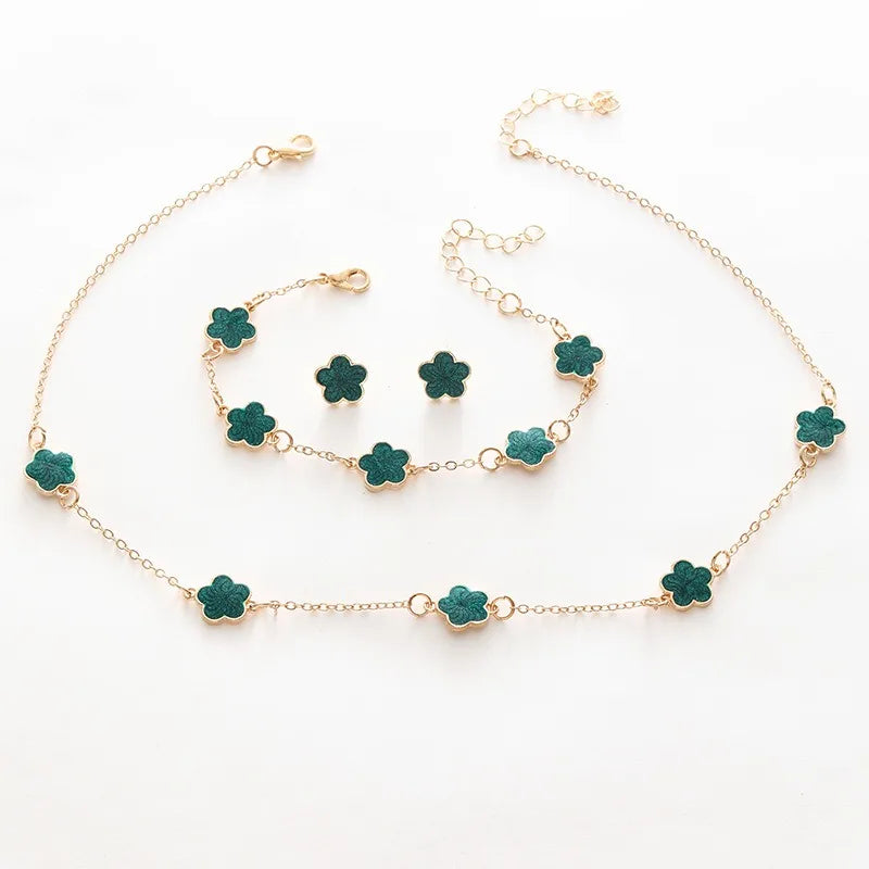 Conjunto Elegante com Colar, Brincos e Pulseira em Design de Trevo para Brilhar em Qualquer Ocasião