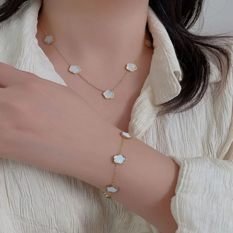 Conjunto Elegante com Colar, Brincos e Pulseira em Design de Trevo para Brilhar em Qualquer Ocasião