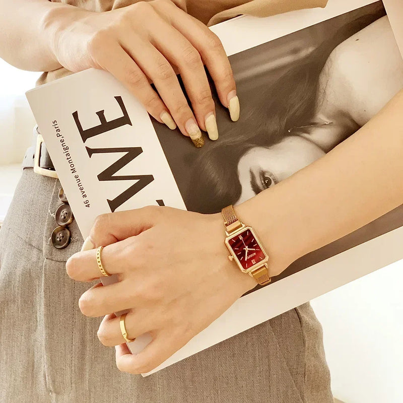Relógio Feminino Retangular Luxo com Pulseira Magnética em Aço Inox, Mostrador Verde com Detalhes em Rosa Ouro