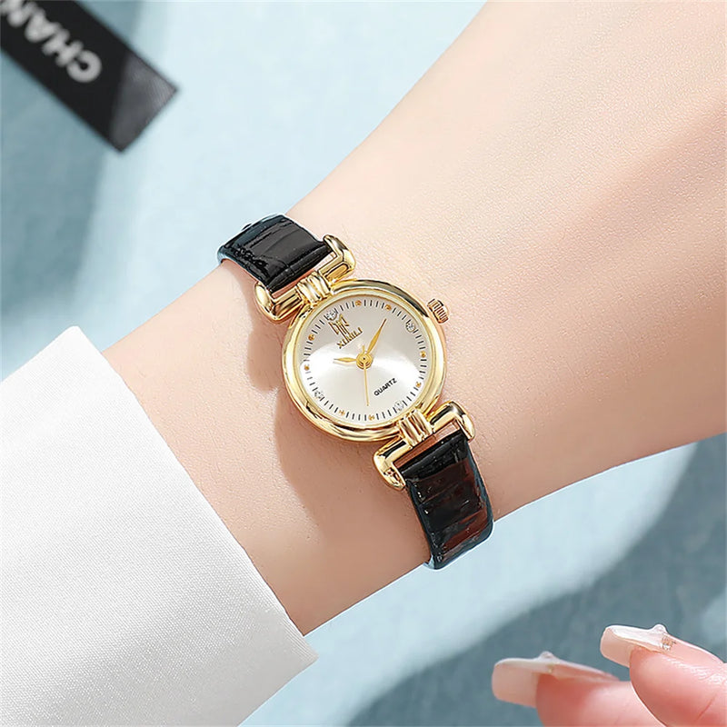 Relógio Feminino Pequeno de Quartzo 22mm, Pulseira em Couro Branco, Estilo Minimalista com Detalhes em Diamante