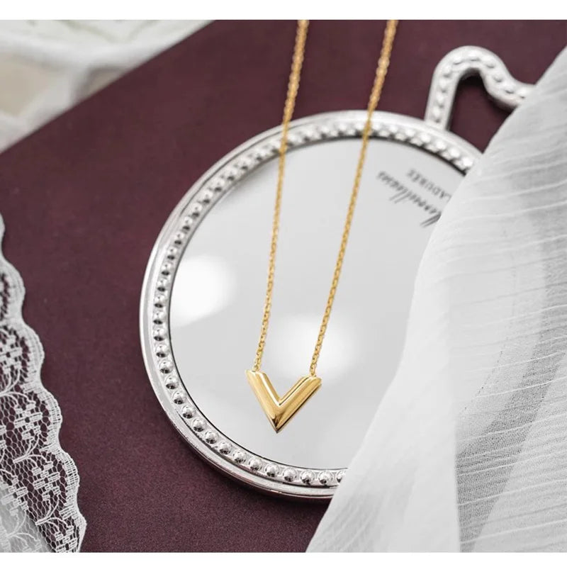 Colar Gargantilha com Corações Empilhados em Aço Inoxidável Dourado, Minimalismo e Elegância Feminina