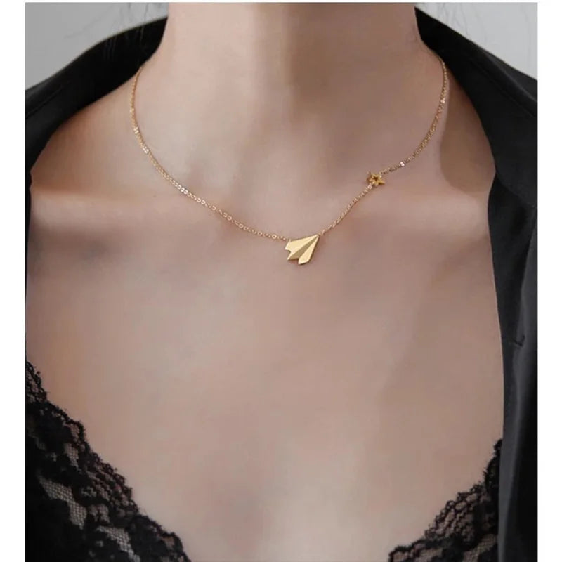 Colar Gargantilha com Corações Empilhados em Aço Inoxidável Dourado, Minimalismo e Elegância Feminina