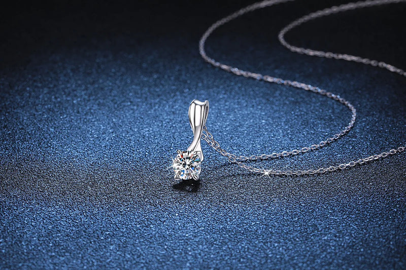Colar de Moissanite com Pingente Rotativo em Prata 925, Design Exclusivo e Sofisticação Oriental
