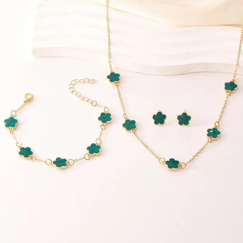 Conjunto Elegante com Colar, Brincos e Pulseira em Design de Trevo para Brilhar em Qualquer Ocasião