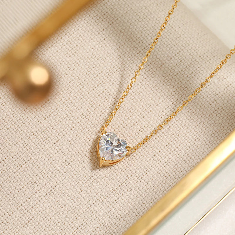 Colar Gargantilha com Corações Empilhados em Aço Inoxidável Dourado, Minimalismo e Elegância Feminina