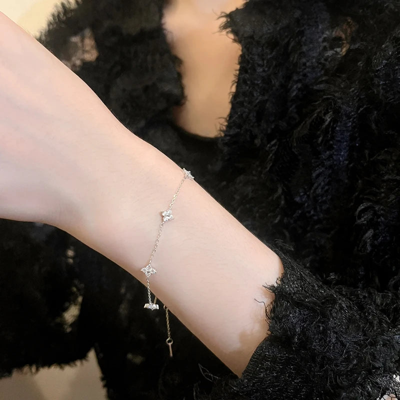 Colar Feminino em Aço Inoxidável com Pingente Trevo de Quatro Folhas, Elegância e Sorte em Uma Joia