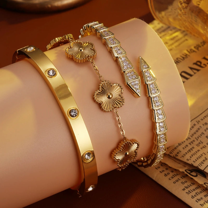 Conjunto com 2 Pulseiras Femininas em Aço Inoxidável Dourado, Design Lucky Clover com Detalhes em Cristal