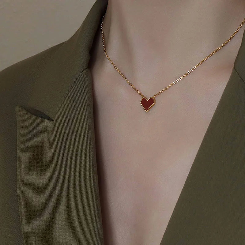 Colar Gargantilha com Corações Empilhados em Aço Inoxidável Dourado, Minimalismo e Elegância Feminina