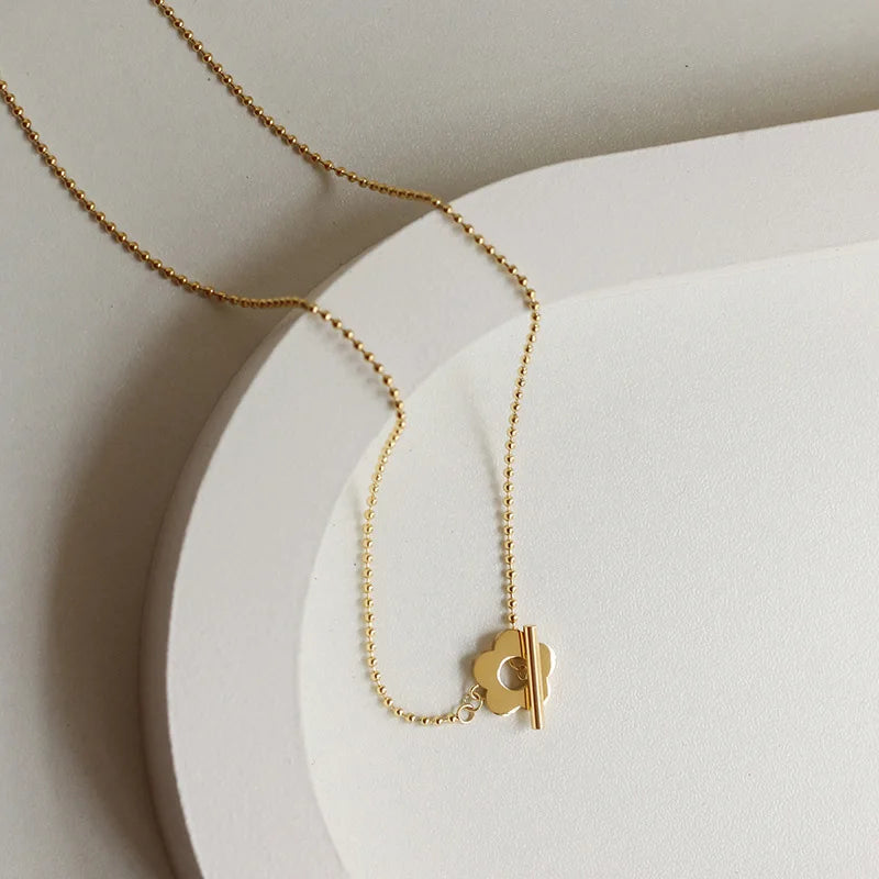 Colar Gargantilha com Corações Empilhados em Aço Inoxidável Dourado, Minimalismo e Elegância Feminina