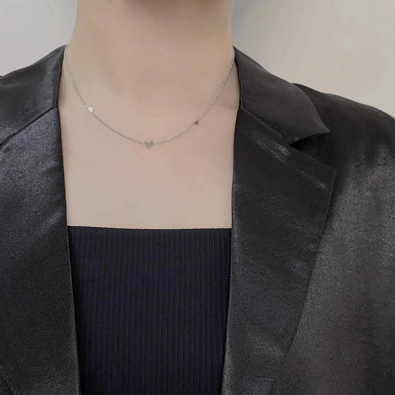Colar Gargantilha com Corações Empilhados em Aço Inoxidável Dourado, Minimalismo e Elegância Feminina
