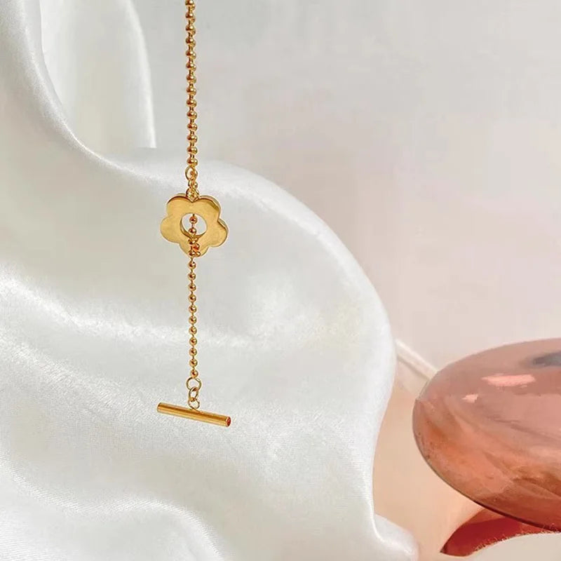 Colar Gargantilha com Corações Empilhados em Aço Inoxidável Dourado, Minimalismo e Elegância Feminina