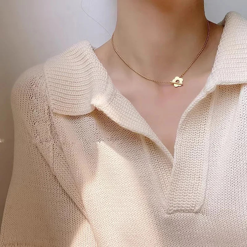 Colar Gargantilha com Corações Empilhados em Aço Inoxidável Dourado, Minimalismo e Elegância Feminina