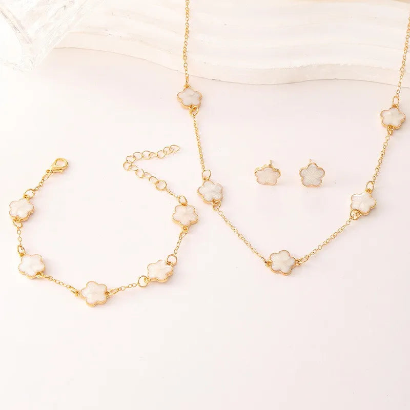 Conjunto Elegante com Colar, Brincos e Pulseira em Design de Trevo para Brilhar em Qualquer Ocasião