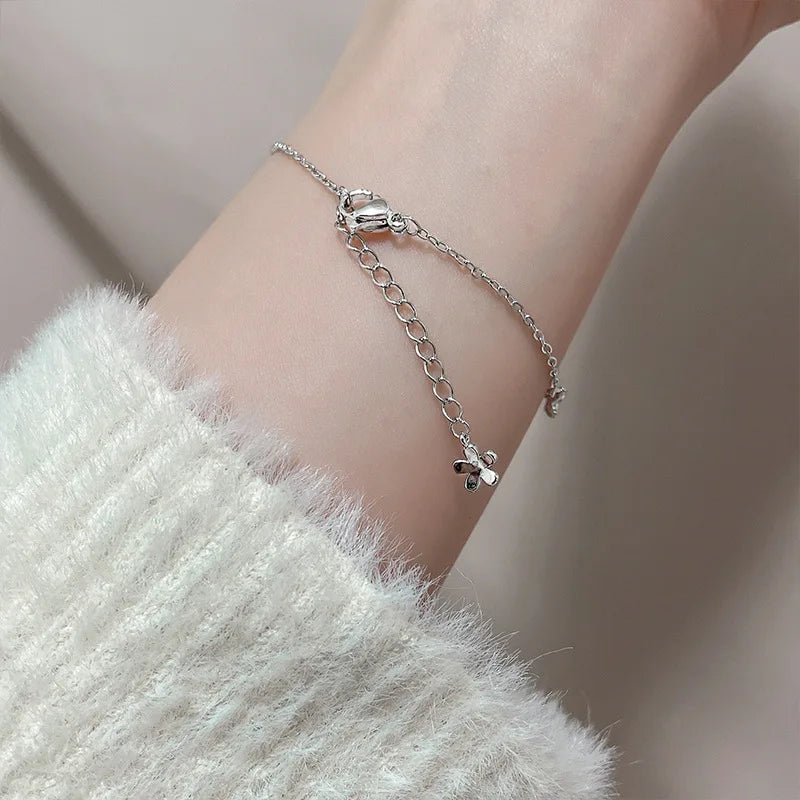 Pulseira Feminina em Prata 925 com Borboletas Cravejadas, Design Romântico e Ajustável para Datas Especiais