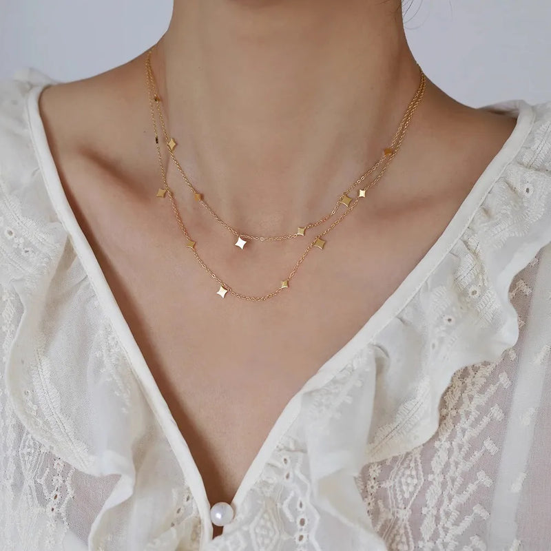 Colar Gargantilha com Corações Empilhados em Aço Inoxidável Dourado, Minimalismo e Elegância Feminina