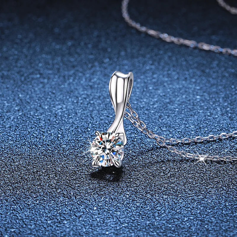 Colar de Moissanite com Pingente Rotativo em Prata 925, Design Exclusivo e Sofisticação Oriental