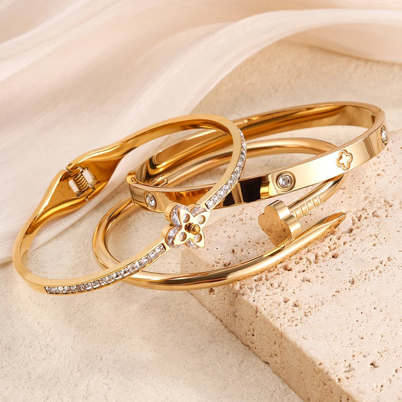 Conjunto com 2 Pulseiras Femininas em Aço Inoxidável Dourado, Design Lucky Clover com Detalhes em Cristal