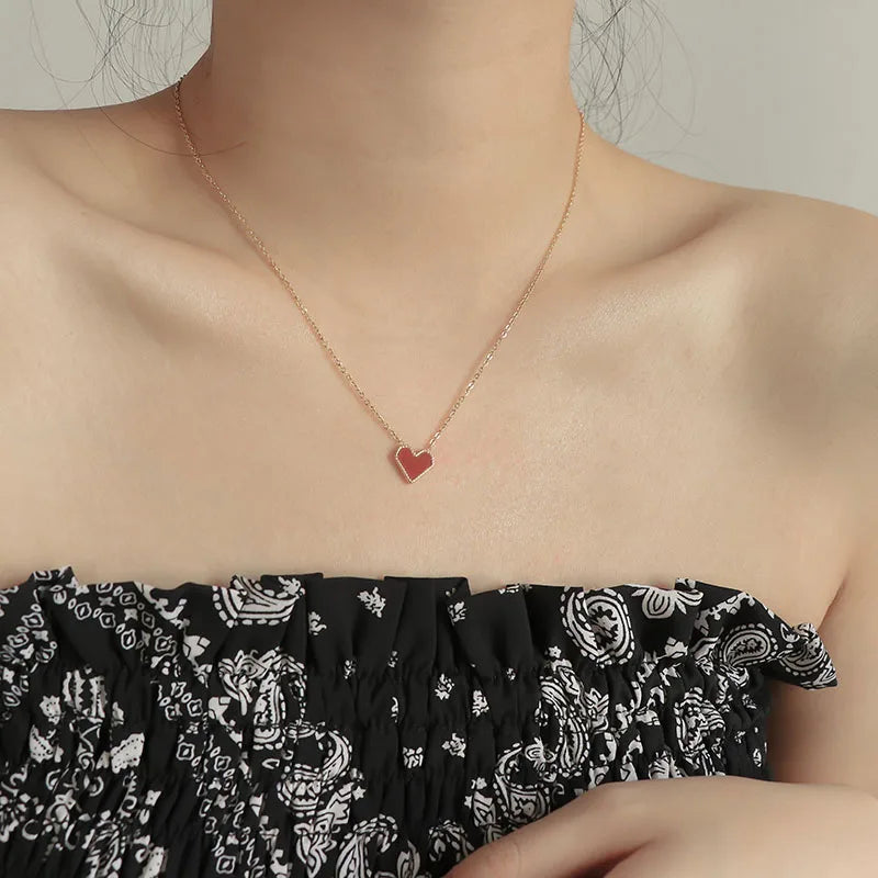 Colar Gargantilha com Corações Empilhados em Aço Inoxidável Dourado, Minimalismo e Elegância Feminina