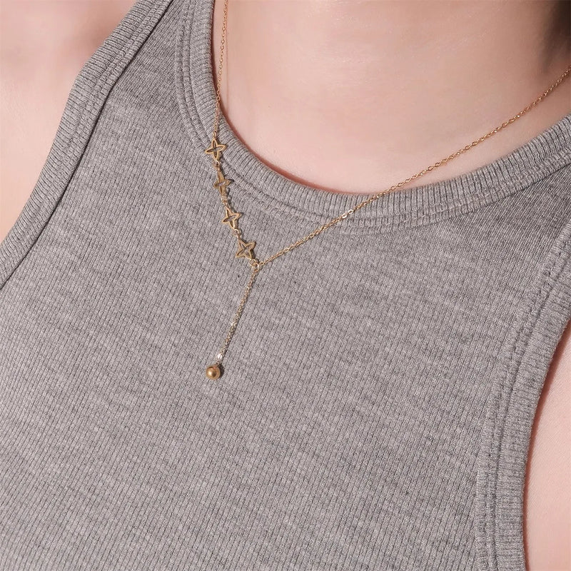 Colar Gargantilha com Corações Empilhados em Aço Inoxidável Dourado, Minimalismo e Elegância Feminina