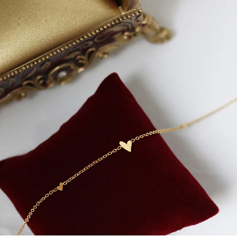 Colar Gargantilha com Corações Empilhados em Aço Inoxidável Dourado, Minimalismo e Elegância Feminina