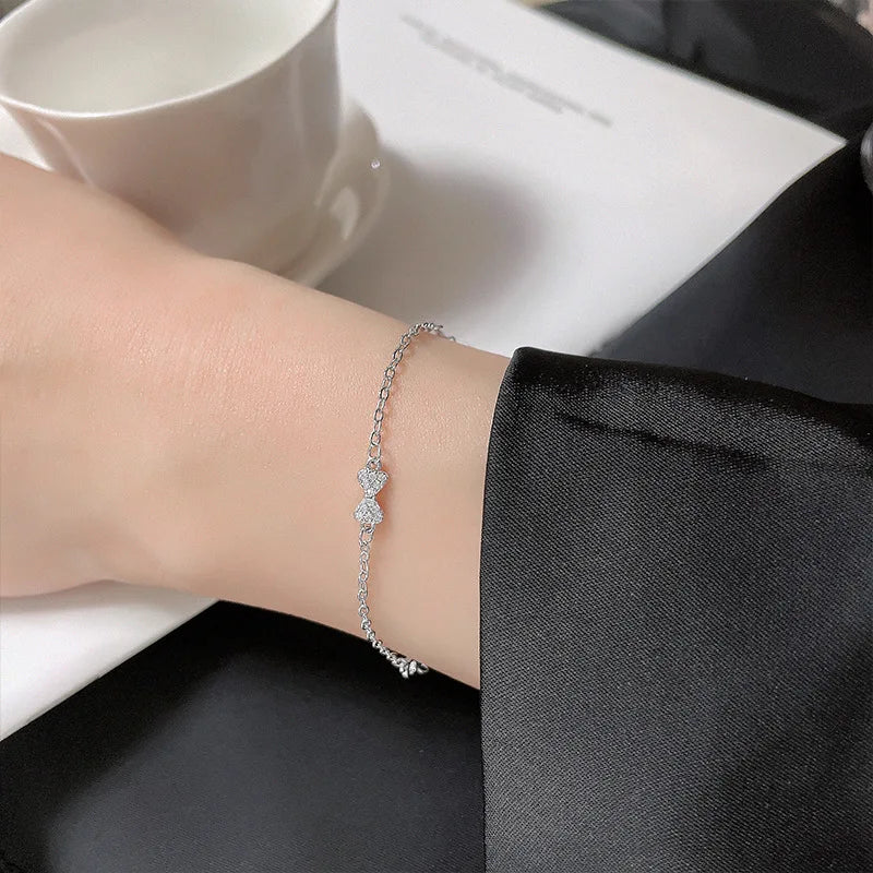 Pulseira Feminina em Prata 925 com Borboletas Cravejadas, Design Romântico e Ajustável para Datas Especiais