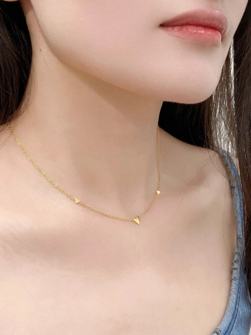 Colar Gargantilha com Corações Empilhados em Aço Inoxidável Dourado, Minimalismo e Elegância Feminina