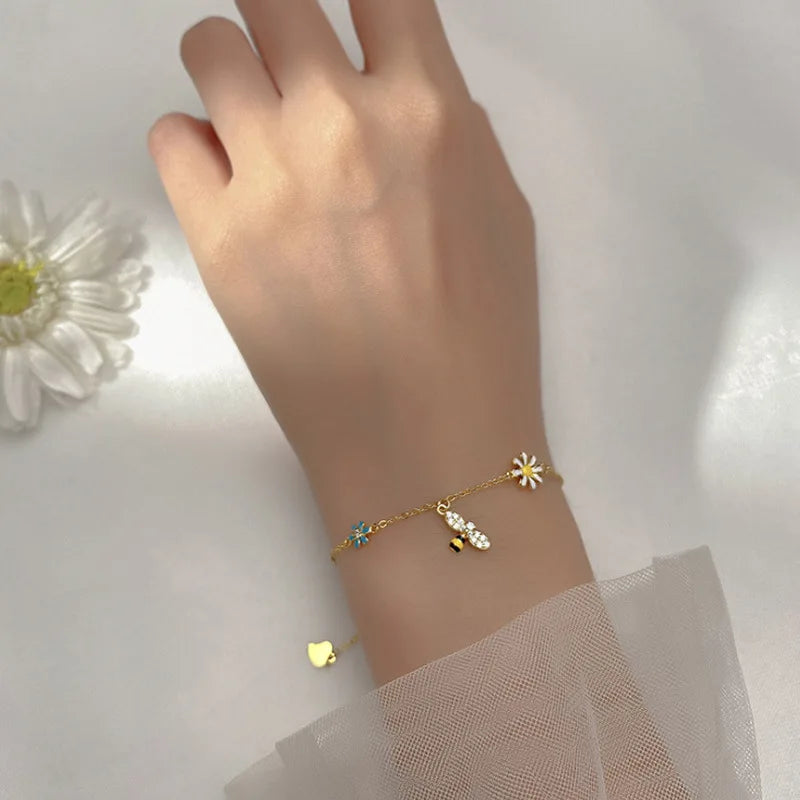 Pulseira Feminina em Prata 925 com Borboletas Cravejadas, Design Romântico e Ajustável para Datas Especiais