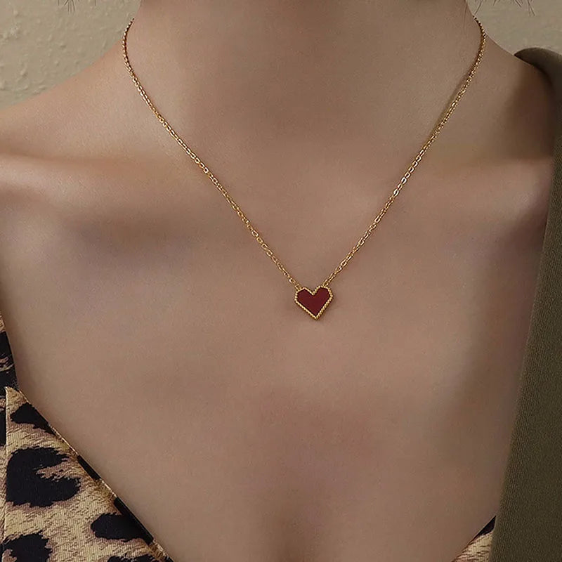 Colar Gargantilha com Corações Empilhados em Aço Inoxidável Dourado, Minimalismo e Elegância Feminina