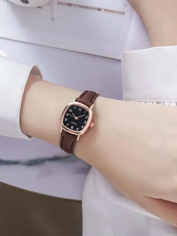 Relógio Feminino de Quartzo com Pulseira de Couro, Mostrador Pequeno com Algarismos Arábicos e Estilo Delicado