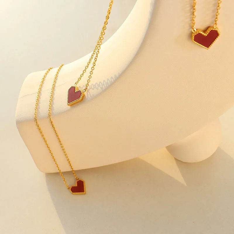 Colar Gargantilha com Corações Empilhados em Aço Inoxidável Dourado, Minimalismo e Elegância Feminina