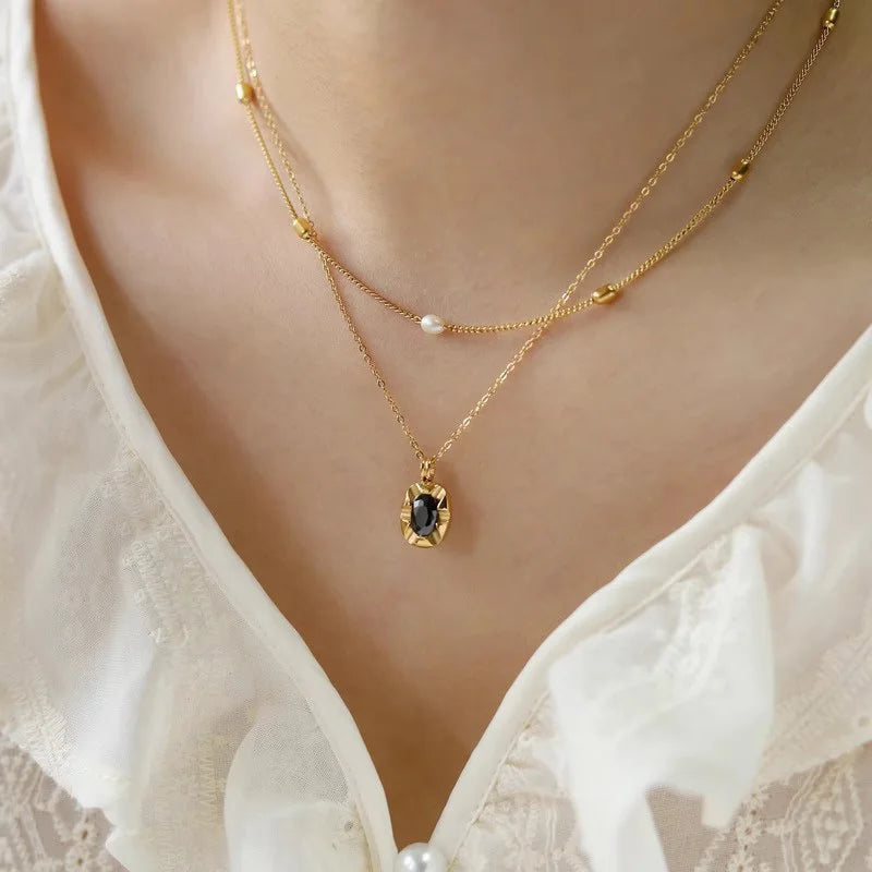 Colar Gargantilha com Corações Empilhados em Aço Inoxidável Dourado, Minimalismo e Elegância Feminina