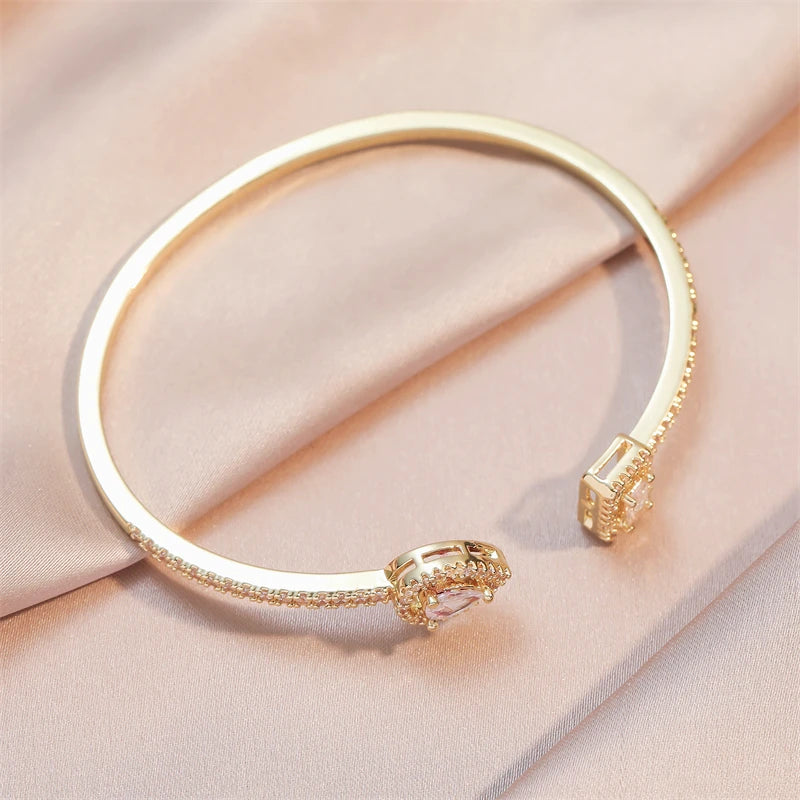 Pulseira Feminina de Luxo em Cobre Dourado com Zircônia Cúbica, Design Geométrico Sofisticado