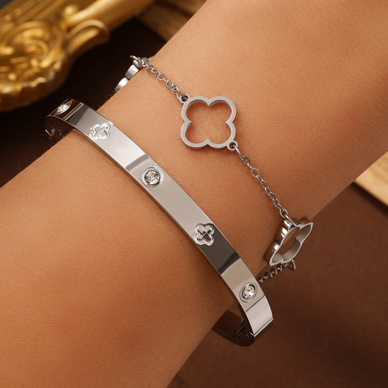 Conjunto com 2 Pulseiras Femininas em Aço Inoxidável Dourado, Design Lucky Clover com Detalhes em Cristal