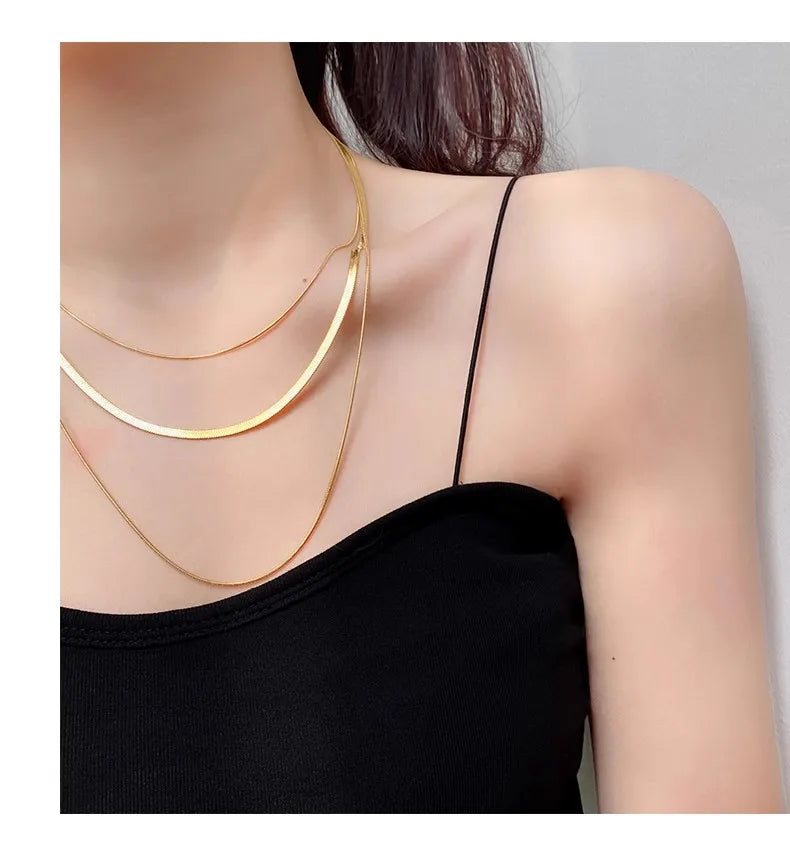 Colar Gargantilha com Corações Empilhados em Aço Inoxidável Dourado, Minimalismo e Elegância Feminina