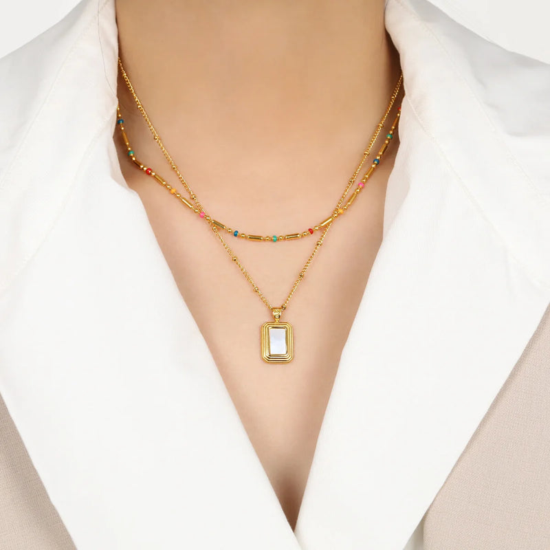 Colar Gargantilha com Corações Empilhados em Aço Inoxidável Dourado, Minimalismo e Elegância Feminina