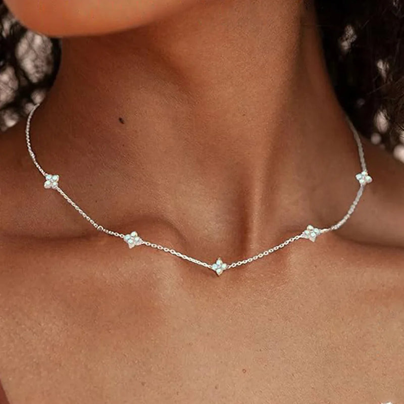 Colar Feminino em Aço Inoxidável com Pingente Trevo de Quatro Folhas, Elegância e Sorte em Uma Joia