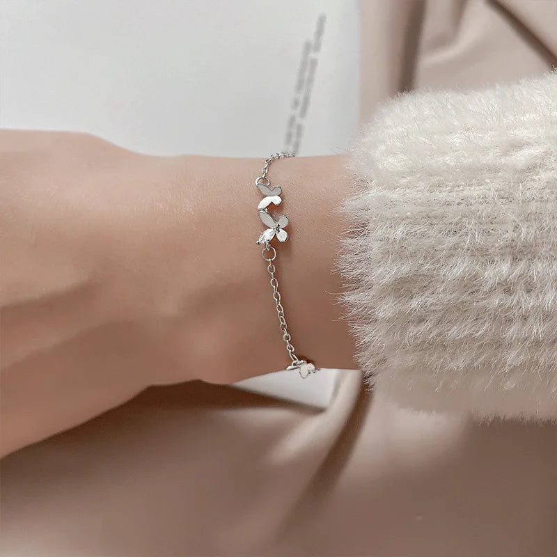 Pulseira Feminina em Prata 925 com Borboletas Cravejadas, Design Romântico e Ajustável para Datas Especiais
