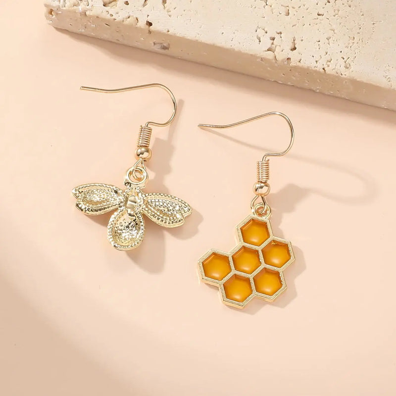 Brincos Femininos com Pingente de Abelha, Design Delicado e Moderno para Looks Casuais e Charmosos