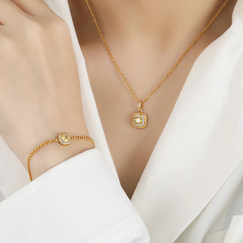 Colar Gargantilha com Corações Empilhados em Aço Inoxidável Dourado, Minimalismo e Elegância Feminina