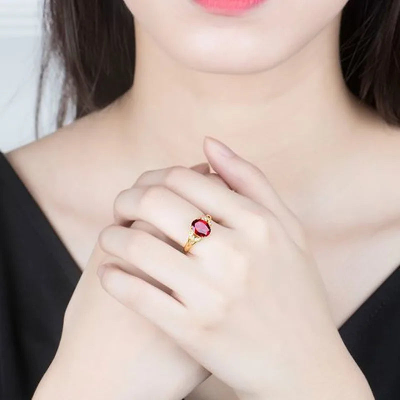 Anel Feminino em Ouro 24K AU999 com Cristal Vermelho Natural, Joia Ajustável de Luxo Atemporal