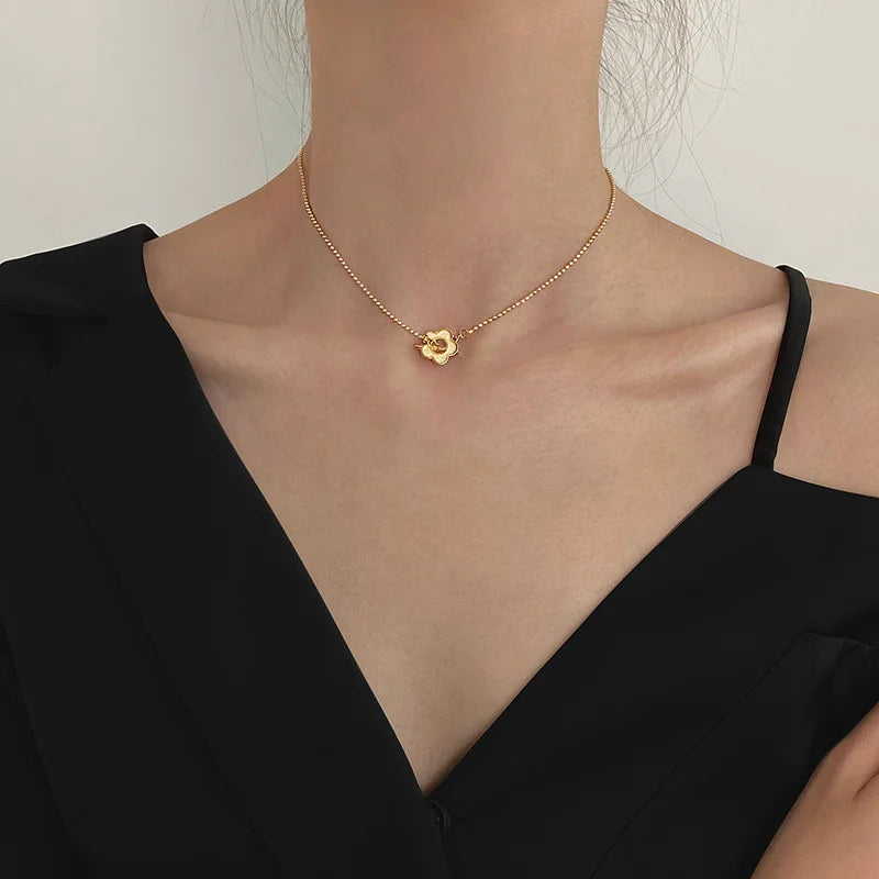 Colar Gargantilha com Corações Empilhados em Aço Inoxidável Dourado, Minimalismo e Elegância Feminina