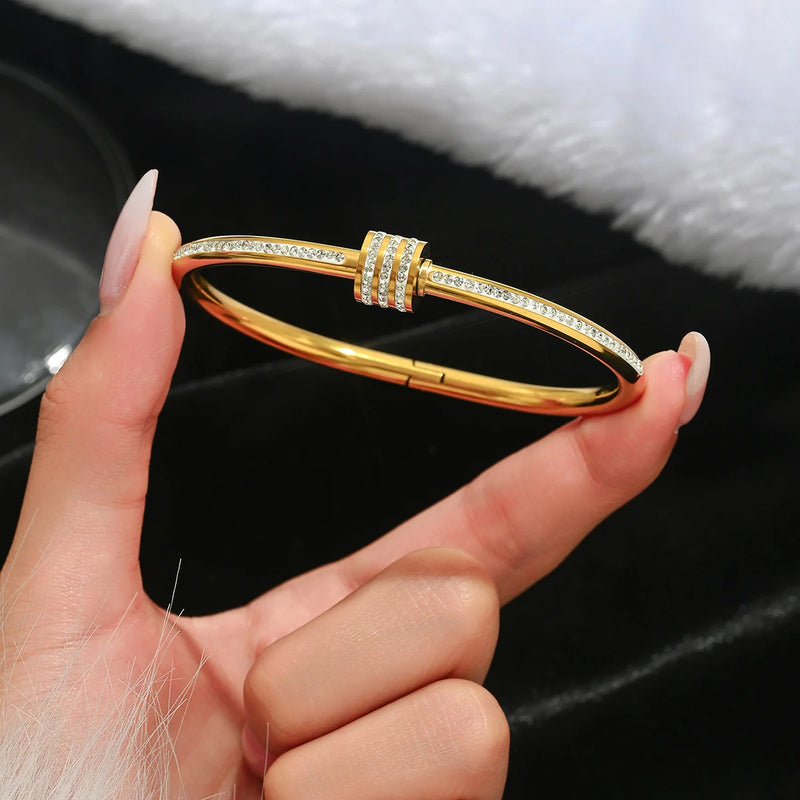 Pulseira Feminina Trevo de Quatro Folhas em Aço Inoxidável Dourado com Cristais, Estilo Clássico e Sofisticado