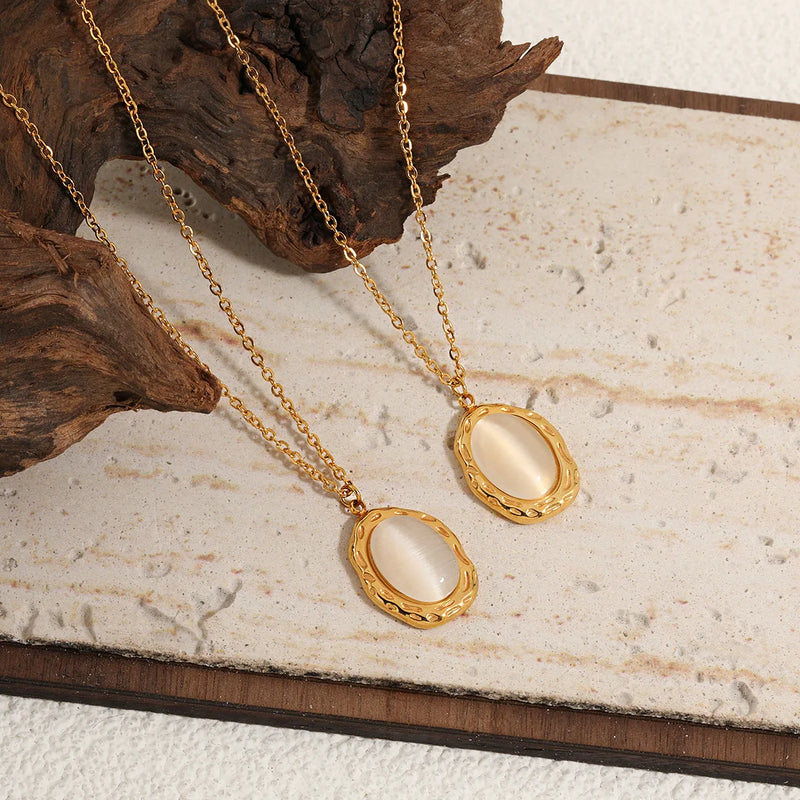 Colar Gargantilha com Corações Empilhados em Aço Inoxidável Dourado, Minimalismo e Elegância Feminina