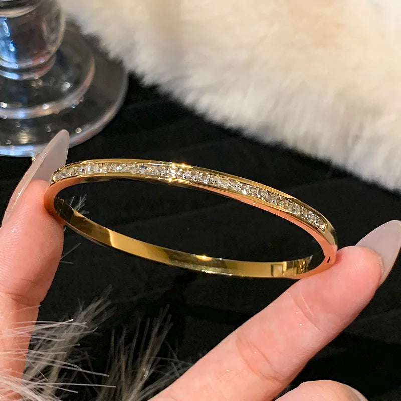 Pulseira Feminina em Aço Titânio com Detalhes de Zircônia, Estilo Clássico Moderno para Uso Diário