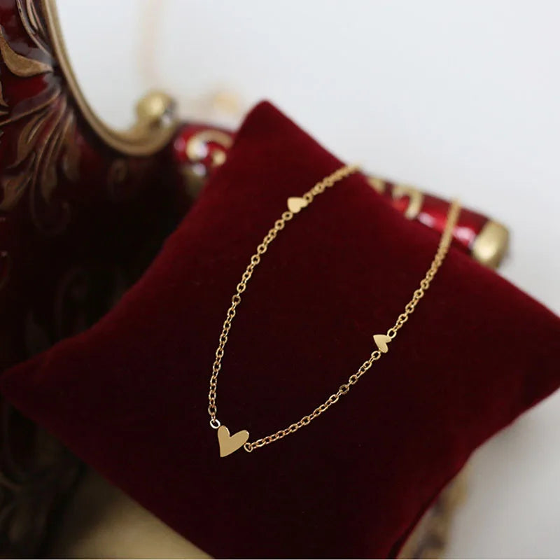 Colar Gargantilha com Corações Empilhados em Aço Inoxidável Dourado, Minimalismo e Elegância Feminina