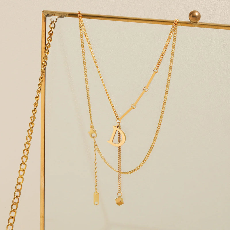 Colar Gargantilha com Corações Empilhados em Aço Inoxidável Dourado, Minimalismo e Elegância Feminina