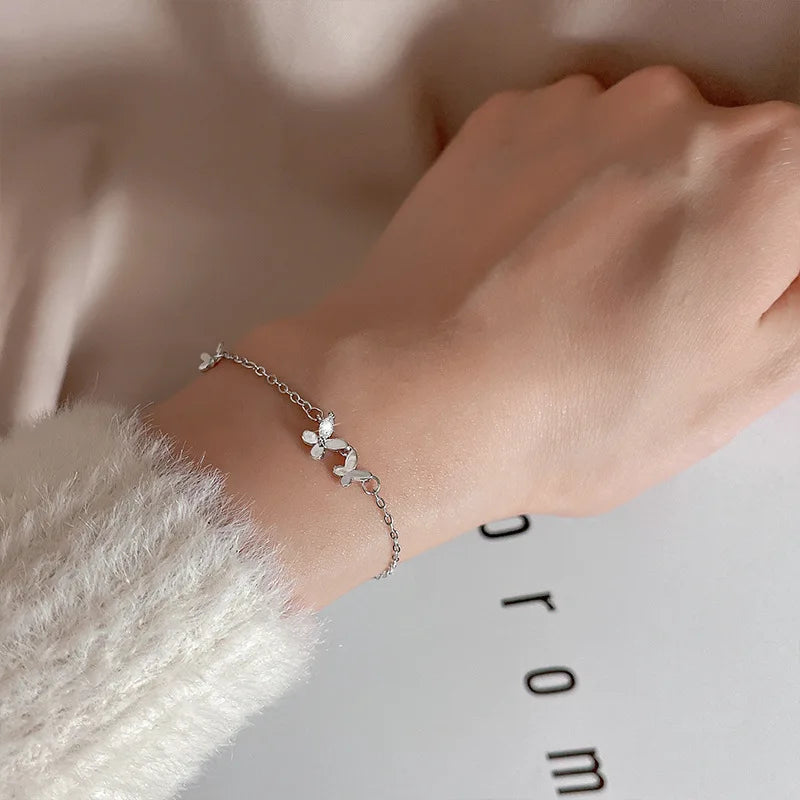 Pulseira Feminina em Prata 925 com Borboletas Cravejadas, Design Romântico e Ajustável para Datas Especiais