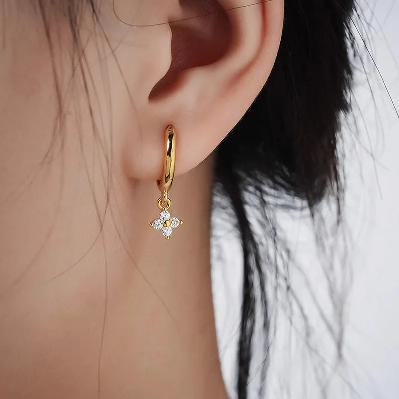 Colar Feminino em Aço Inoxidável com Pingente Trevo de Quatro Folhas, Elegância e Sorte em Uma Joia